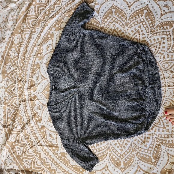 Express short sleeved V neck pullover - Picture 2 of 6